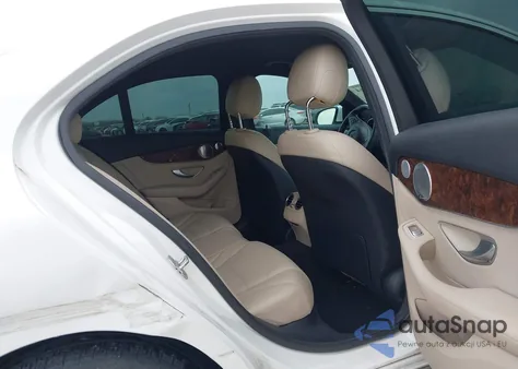 2015 Mercedes-Benz C 300 4Matic z USA, uszkodzony, nr VIN 55SWF4KB0FU019171